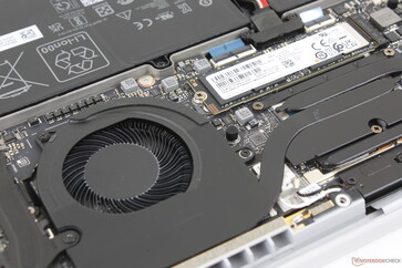 La solution de refroidissement consiste en deux ventilateurs (55 mm + 60 mm), trois caloducs et des ailettes de dissipation thermique en aluminium de 0,1 mm