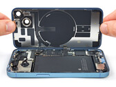 L'iPhone 14 peut être ouvert des deux côtés, contrairement aux anciens modèles. (Image source iFixit)