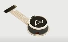 L'implant N1 de Neuralink se charge par induction. (Source : Neuralink)