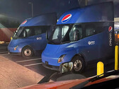 Camions semi-remorques au Megacharger à Sacramento (image : Drive Tesla Canada)
