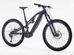 Le Decathlon Rockrider E-FEEL 900S Team Edition est un eMTB à suspension intégrale. (Source de l'image : Decathlon)