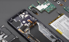 Le Xperia 1 IV est relativement modulaire une fois que vous avez retiré son panneau arrière collé. (Image source : WekiHome)