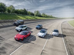 Des voitures électriques sur une route britannique. Le marché automobile britannique a explosé avec les options électriques (Source : SMMT)