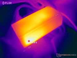 L'adaptateur secteur peut atteindre plus de 60 °C en cas d'utilisation prolongée de charges de niveau jeu