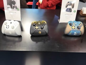 Le stand GameSir CES 2026 présentant la G7 Pro originale, l'édition Gold inédite et Wuchang : Fallen Features Edition. (Source de l'image : Gaming Hardware DE sur YouTube)