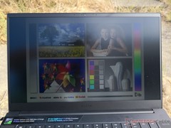 Razer Blade 15 Base Model - À l'extérieur en plein soleil.