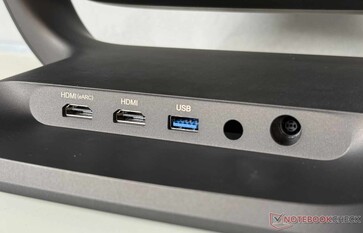 Les ports sont situés à la base du projecteur.