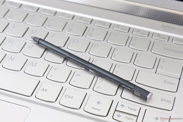 Les stylos HP Spectre, Dell XPS ou Microsoft Surface sont tous beaucoup plus épais et plus confortables à utiliser que le stylo étroit du Yoga 9i