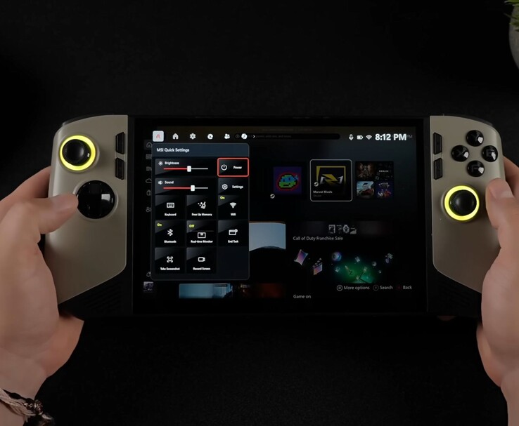 PC de jeu portable MSI Claw 8 AI montrant l'expérience plein écran Windows 11 Xbox avec le panneau des paramètres rapides de MSI ouvert, mettant en évidence les commandes d'alimentation et de luminosité. (ETA Prime via YouTube)
