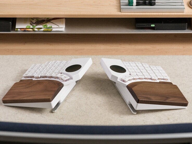 Clavier mécanique sans fil MoErgo Go60 avec repose-poignets. (Source de l'image : MoErgo)