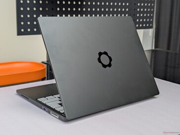 Le couvercle extérieur en aluminium est limité au gris et à l'argent, tandis que le cadre intérieur en plastique peut avoir d'autres couleurs