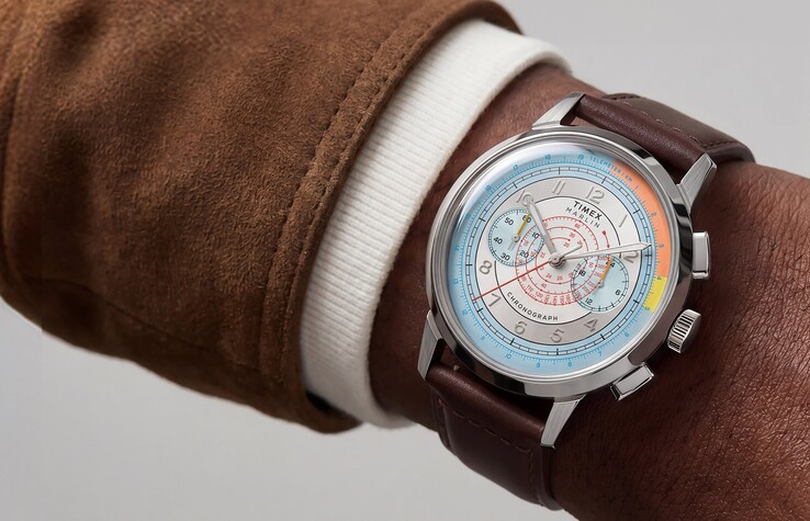 Chronographe Timex Marlin Neo Classic, doté d’un cadran argenté coloré et d’un bracelet en cuir marron, porté au poignet.