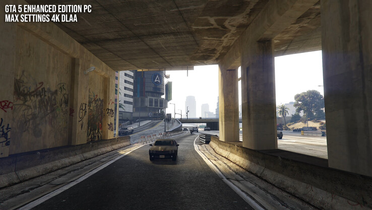 Bien que GTA 5 Enhanced Edition offre d’excellents effets RT, la qualité des graphismes reste nettement pixélisée par rapport aux jeux modernes.