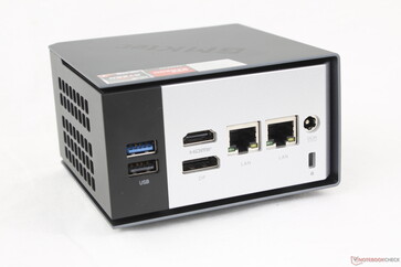 Arrière : USB-A 3.2 Gen. 2 (10 Gbps), USB-A 2.0 (480 Mbps), HDMI 2.0, DisplayPort 1.3, 2x RJ-45 (2.5 Gbps), adaptateur secteur, verrou Kensington