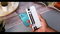 En fait, il est désormais possible d'utiliser deux smartphones pratiquement identiques en même temps. (Source : C4ETech via YouTube)