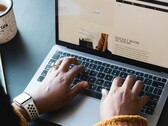 Un travailleur utilisant un Macbook Pro Apple (Image source : Daniel Thomas/Unsplash)