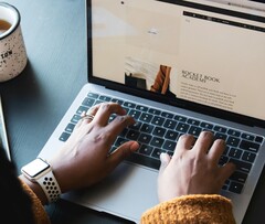 Un travailleur utilisant un Macbook Pro Apple (Image source : Daniel Thomas/Unsplash)