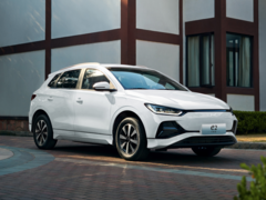 La BYD e2 Glory Edition a un prix de départ inférieur à celui de son prédécesseur. (Source de l'image : BYD)