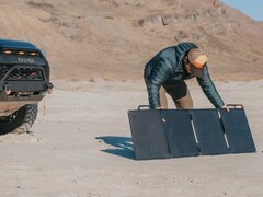 Le SolarPanel 100 de BioLite dispose d'un port USB-C de 45 W pour charger directement un gadget. (Image source : BioLite)