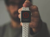 Une Apple Watch fonctionnant sous watchOS 8.5 peut désormais être récupérée par un iPhone à proximité. (Image source : Daniel Cañibano - édité)