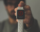 Une Apple Watch fonctionnant sous watchOS 8.5 peut désormais être récupérée par un iPhone à proximité. (Image source : Daniel Cañibano - édité)
