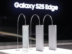 Galaxy Le S25 Edge (à gauche) est placé à côté des unités factices Galaxy S24 Ultra et Galaxy S23 Ultra lors de l'événement Galaxy Unpacked 2025 qui s'est tenu en janvier. (Source de l'image : Fnnews)