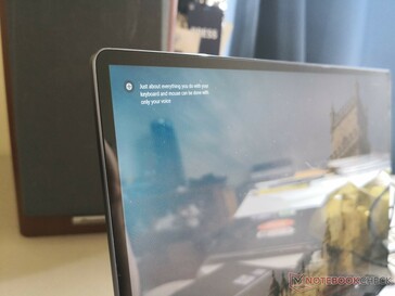 Écran tactile bord-à-bord en verre du MateBook 14. Des versions non tactiles seront disponibles sur certains marchés.