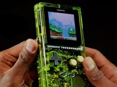 La dernière version du ModRetro Chromatic utilise un boîtier en plastique transparent.
