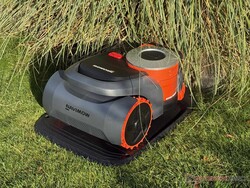 Navimow H2 sur sa station de recharge