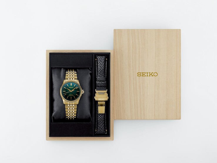 La montre Seiko Presage Classic x Tradman’s Bonsai et son bracelet supplémentaire en cuir noir sont présentés dans un coffret en bois.