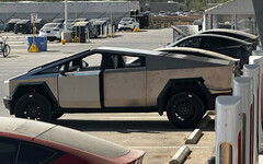 Les empreintes digitales et les imperfections pourraient poser problème aux acheteurs du Cybertruck de Tesla. (Source de l'image : @BobbyEParody sur X)