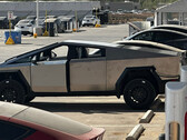 Les empreintes digitales et les imperfections pourraient poser problème aux acheteurs du Cybertruck de Tesla. (Source de l'image : @BobbyEParody sur X)