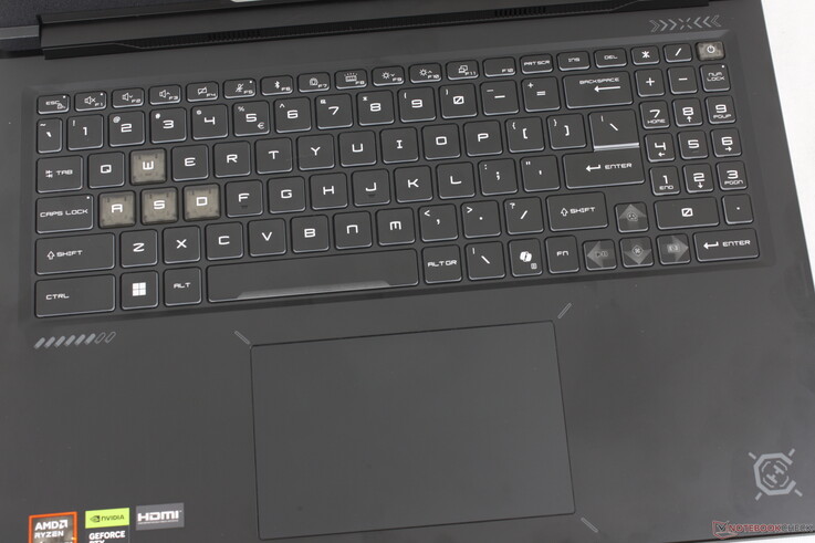 Le même clavier que celui du Crosshair 16 HX, mais avec un pavé tactile légèrement plus grand (13 x 8,2 cm contre 12 x 7,5 cm)
