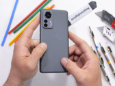 La 12 Pro apparaît dans une nouvelle vidéo. (Source : JerryRigEverything via YouTube)