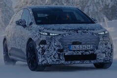 Après les premières esquisses, la nouvelle Audi A2 e-tron apparaît désormais dans la réalité sous une feuille de camouflage lors des essais sur glace et sur neige dans le nord de la Suède et dans la soufflerie.