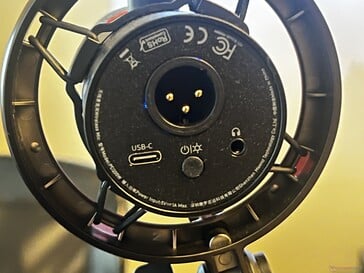 Bas : Entrée XLR, USB-C, bouton d'alimentation/LED, sortie audio 3,5 mm