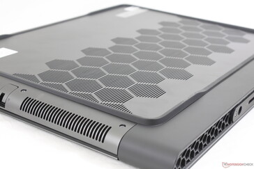 Grilles d'aération hexagonales communes à tous les modèles Alienware