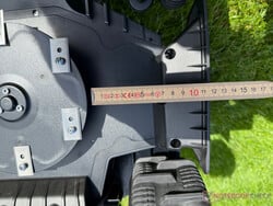 La tondeuse dispose d'un bon espace de 11 cm par rapport au bord de la tondeuse robotisée