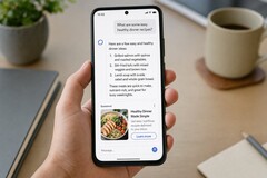 Une main tenant un smartphone affichant une réponse générée par l'IA, avec une publicité sponsorisée en dessous