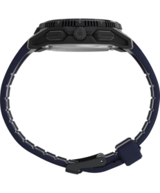 Vue de profil de la Timex Ironman Adrenaline noire, montrant sa couronne protégée, ses poussoirs et son bracelet bleu foncé.