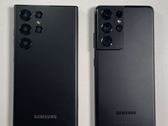 Une unité factice Galaxy S22 Ultra à côté de la Galaxy S21 Ultra. (Image source : GSMArena)