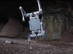 Le Unitree A2 Stellar Hunter peut non seulement danser, mais aussi porter jusqu'à 66 livres sur son dos. (Source de l'image : Untitree via YouTube) 