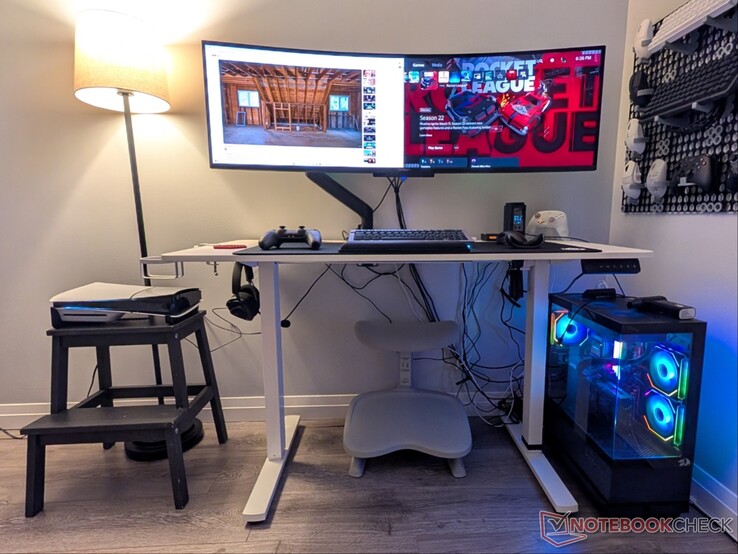 Arctis Nova Pro Omni connecté à un PC, une PS5 et un Pixel 9 Pro XL (ne tenez pas compte de l'enchevêtrement de câbles).