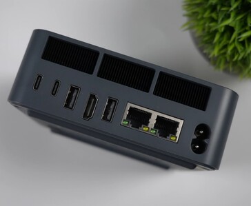 Panneau d'E/S arrière du mini-PC Beelink EQi 304, présentant deux ports Thunderbolt 4, un port HDMI, des ports USB de type A, deux ports Ethernet et une prise d'alimentation.
