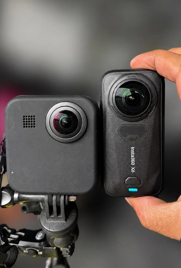 L'Insta360 X6 à côté d'une caméra d'action GoPro Max 360.