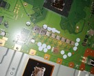 Les PS5 démontées peuvent endommager la barrière et entraîner un déversement de métal liquide sur l'APU de la console. (Image Source : @68logic sur Twitter)