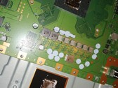 Les PS5 démontées peuvent endommager la barrière et entraîner un déversement de métal liquide sur l'APU de la console. (Image Source : @68logic sur Twitter)