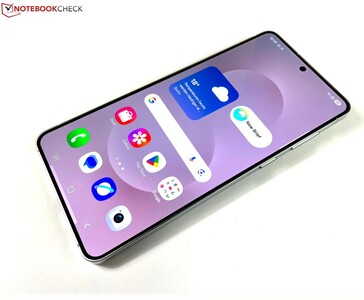 Gros plan sur le Samsung Galaxy S25 Edge avec son écran plat, ses bords fins et son écran d'accueil avec les icônes de la météo et des applications visibles. (Source de l'image : Notebookcheck)