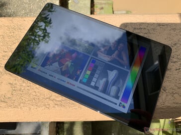 Utilisation de la Galaxy Tab A 10.1 à l'extérieur en plein soleil avec le mode extérieur activé.