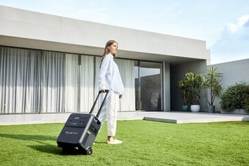 Le Bluetti Elite 400 est doté d'une poignée télescopique rétractable et de roues à roulement doux (Source : Bluetti)